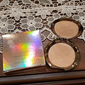 BECCA highlighter *champagne dream flashes bellin